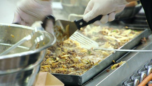 뜨거운 그릴에서 한우 불고기를 요리하기