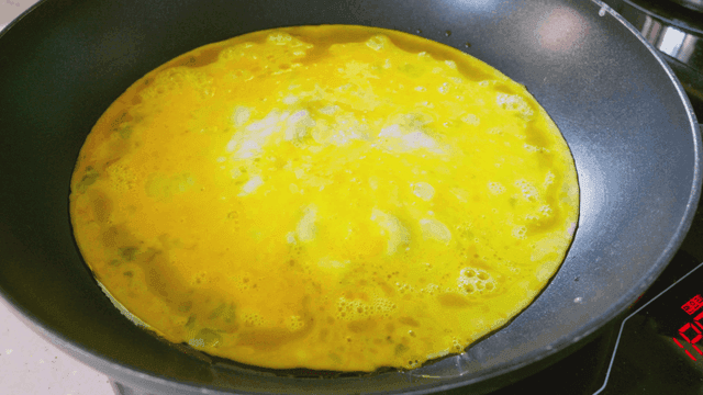 프라이팬에서 요리 중인 계란물