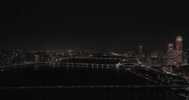 조명이 켜진 고층 빌딩이 있는 도시의 야경