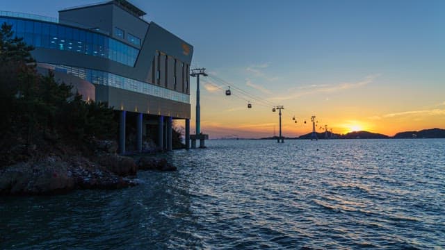 일몰에 빛나는 해상 케이블카