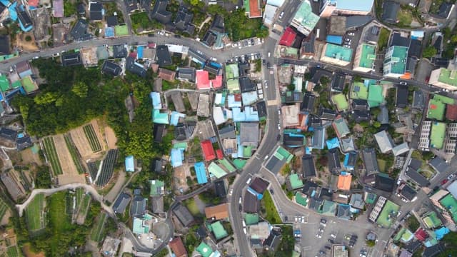 녹색 들판이 있는 도시의 전경