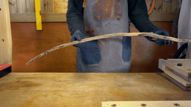 실내에서 나무 막대를 다루는 사람