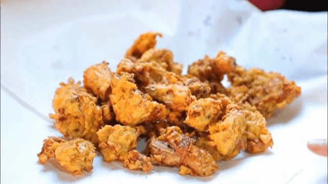 주방에서 준비되는 후라이드 치킨