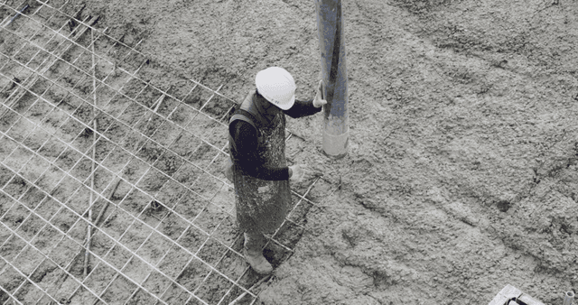 건설 현장에서 콘크리트를 붓는 작업자