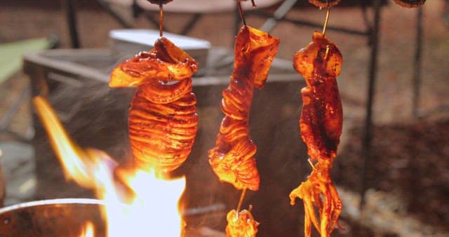 그릴 위에서 지글지글 요리되는 오징어