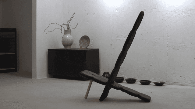 현대적인 방의 미니멀한 조각품