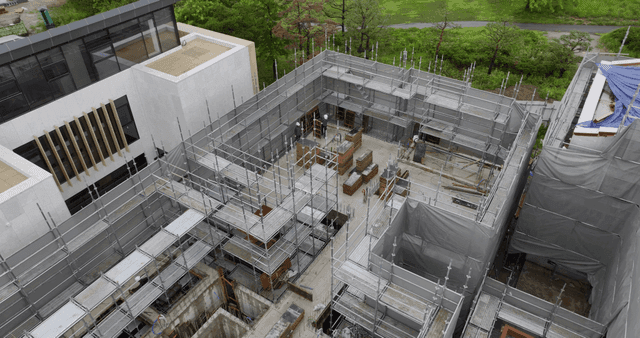 비계와 작업자가 있는 건설 현장