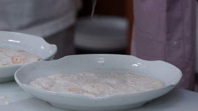 또띠아 위에 놓이는 치즈와 옥수수 필링