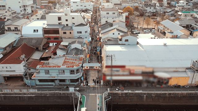 상점이 있는 번화한 일본 도시 거리