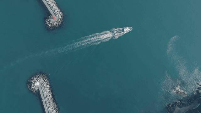 방파제 사이를 항해하는 배