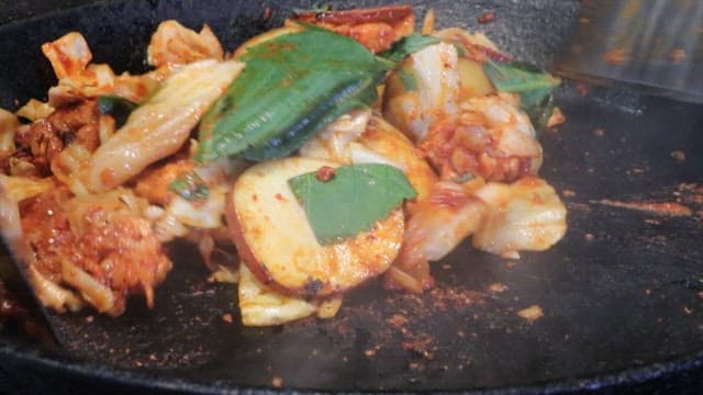 뜨거운 팬에서 볶아지는 닭갈비