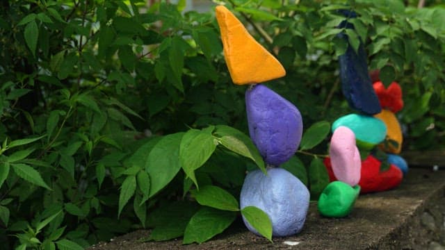 정원에 쌓아 올린 형형색색의 돌