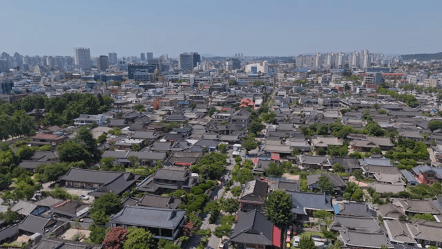 현대 도시와 전통 한옥 마을
