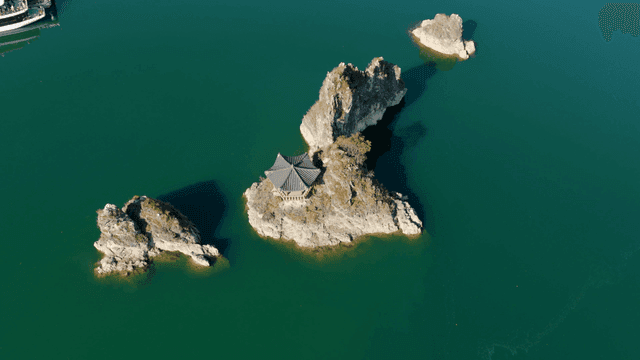 바위 섬 위의 전통 정자