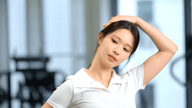 헬스장에서 목 스트레칭하는 여성