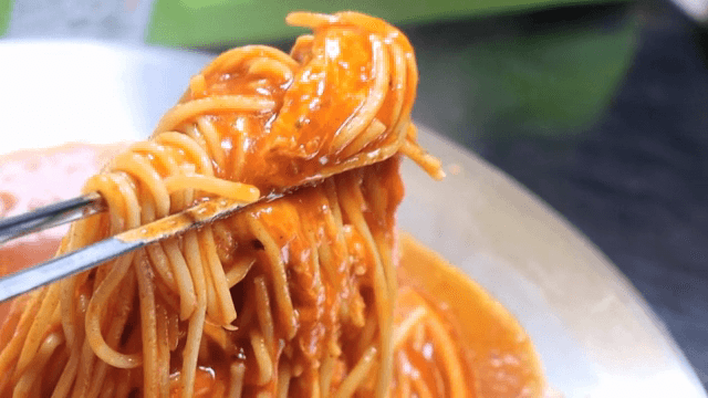 진한 토마토 소스의 스파게티