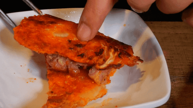 접시에 담긴 김치전과 돼지고기