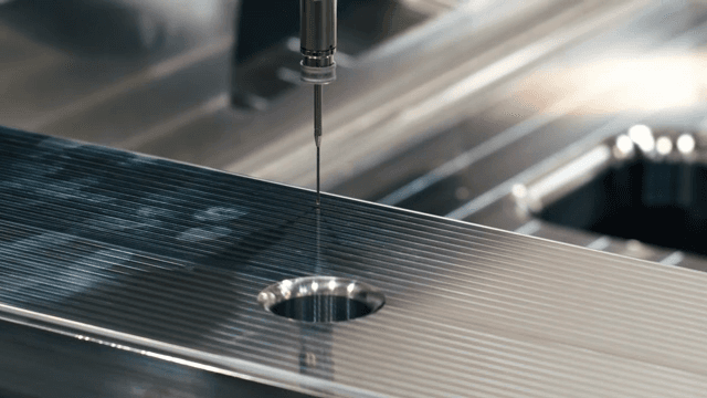 금속 표면 위에서 작동하는 기계