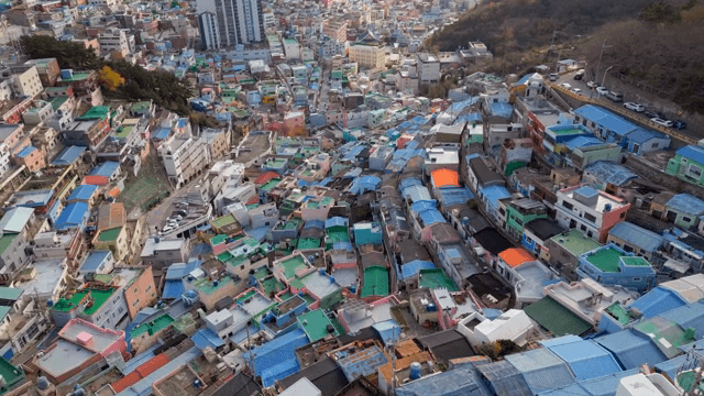 다채로운 색상의 언덕 마을