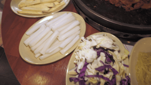 다양한 토핑과 함께 제공되는 닭갈비