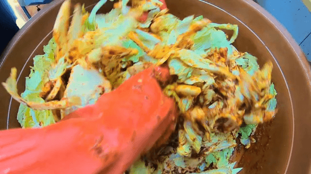 큰 대야에서 김치 재료를 섞는 모습