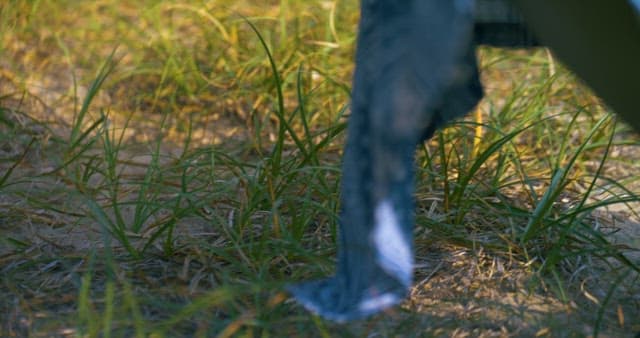 의자에 걸쳐진 패턴 있는 파란 천