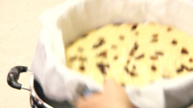 건포도를 올린 밤 술빵 반죽이 담긴 찜솥