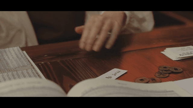 종이에 생년월일을 쓰고 건네는 손