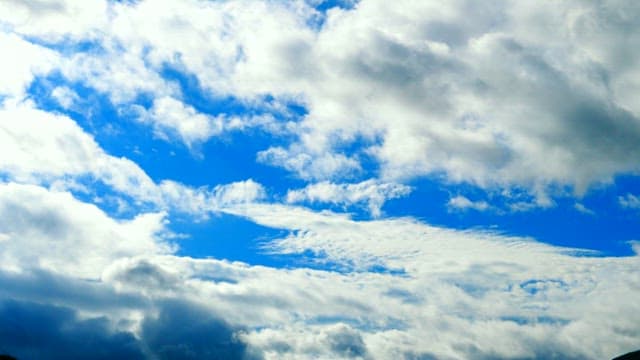 맑은 날 흰 구름으로 가득한 하늘