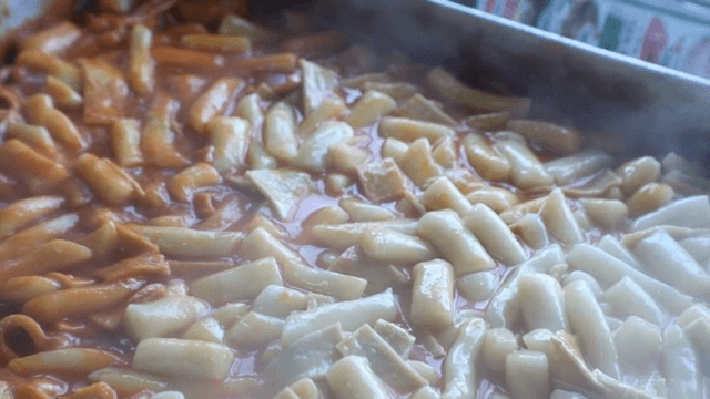 팬에서 끓고 있는 떡볶이