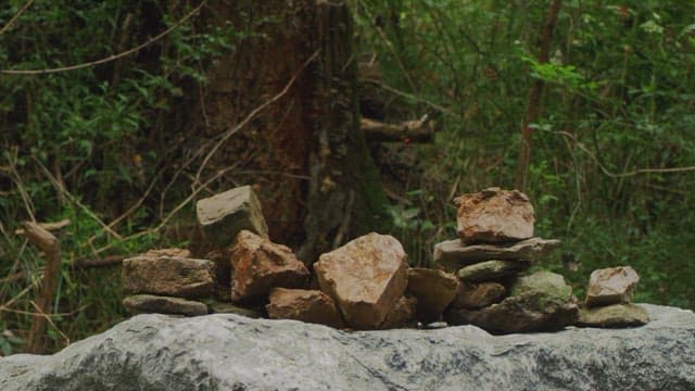 소원을 빌기 위해 사람들이 쌓아둔 돌탑의 잔해