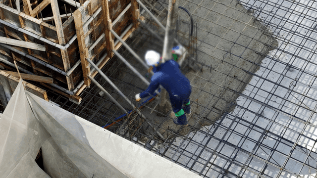 콘크리트를 붓는 건설 작업자들