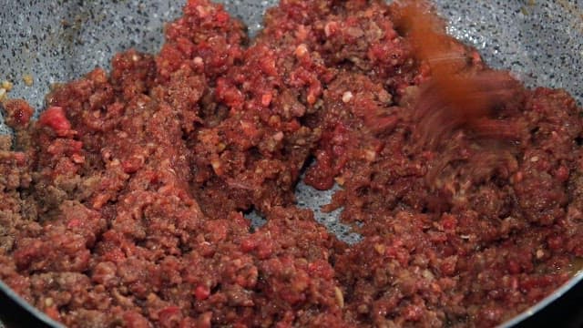 팬에서 조리 중인 다진 소고기