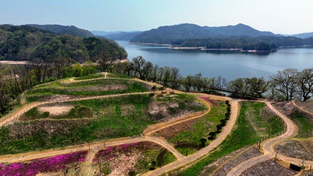 푸른 산으로 둘러싸인 고요한 호수