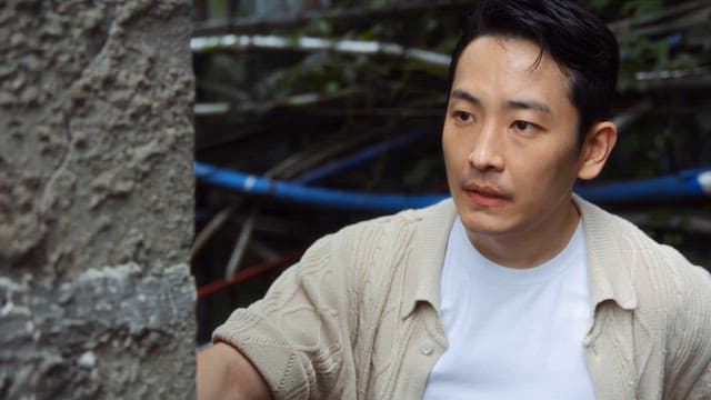 모퉁이 뒤에서 엿보는 남성