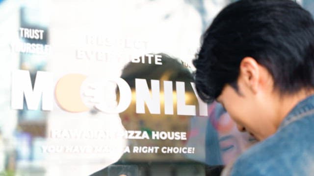 유리문을 사이에 두고 장난치는 커플