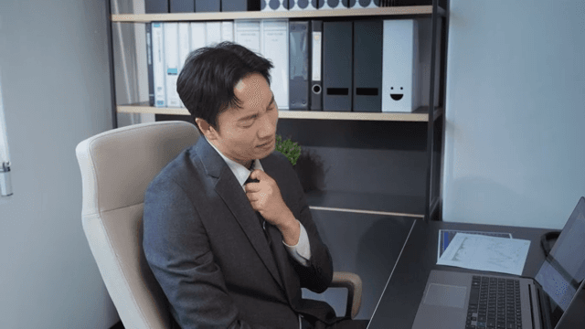 책상에서 깊은 생각에 잠긴 직장인