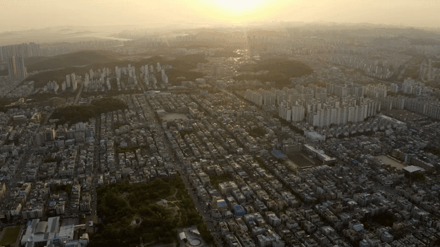 일몰에 펼쳐진 광활한 도시 전경