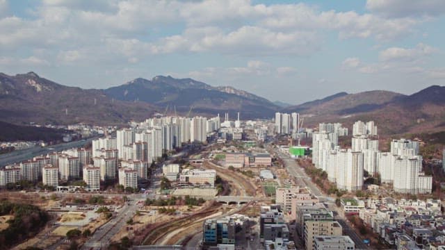 배경에 산이 있는 아름다운 도시 풍경