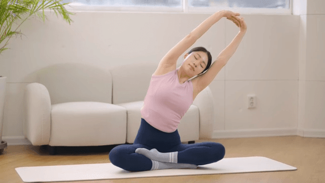 실내에서 스트레칭을 하는 여성