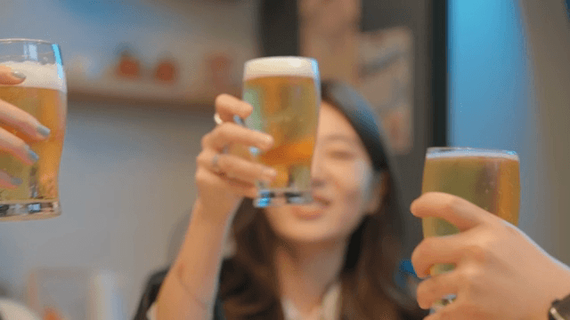 함께 맥주를 즐기며 건배하는 친구들