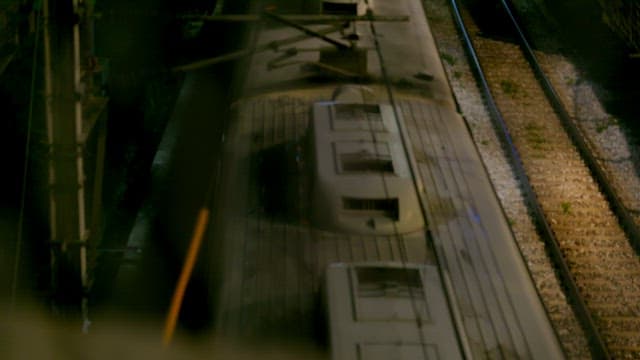 어두운 철도를 지나는 기차