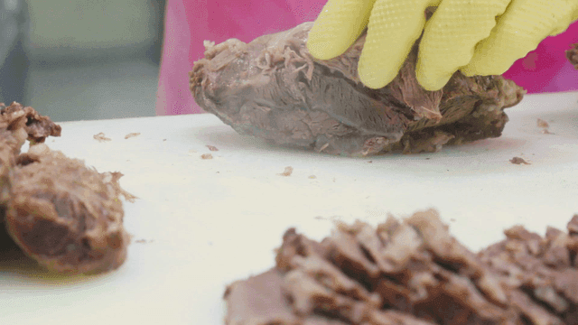 도마 위에서 고기를 써는 장면