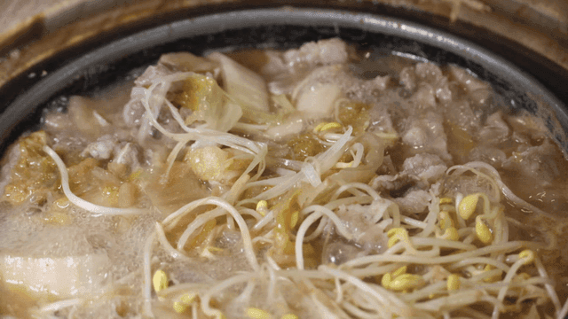 솥에서 끓고 있는 콩나물 백 묵은지 찌개