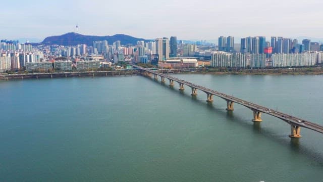 도시 스카이라인과 강 위의 다리