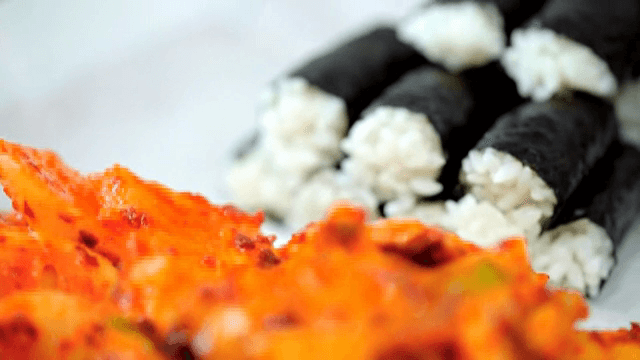 접시에 놓인 김밥과 김치