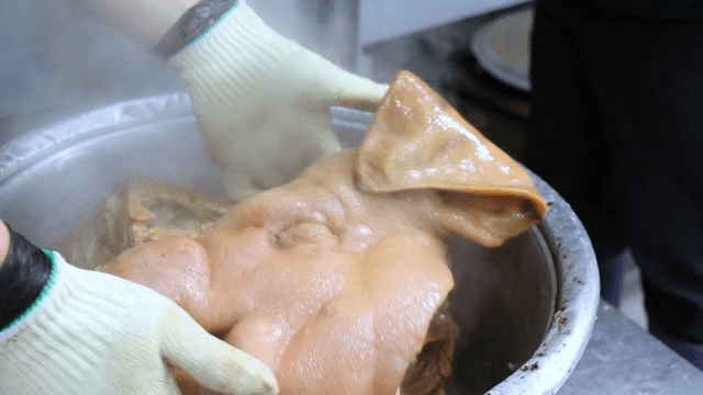 큰 냄비에서 돼지머리 삶기