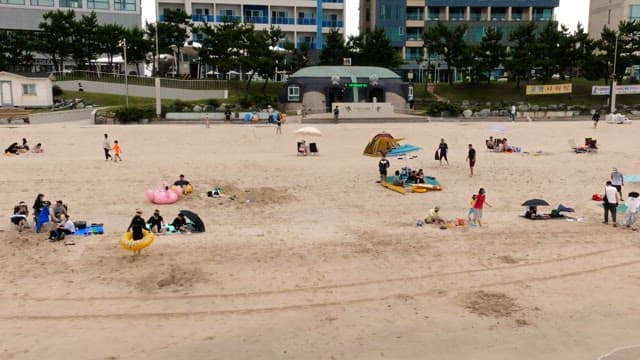 바다를 즐기는 사람들로 붐비는 해변