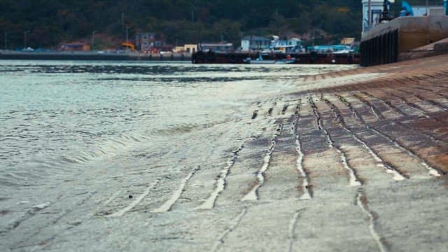 잔잔한 해안 마을과 물결이 치는 해안가