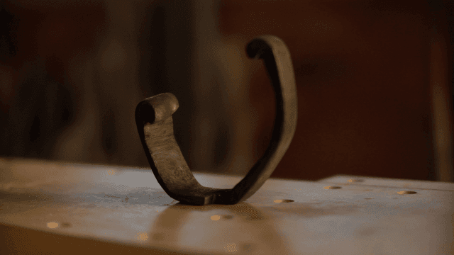 목공 작업대 위 독특한 모양의 나무 조각품